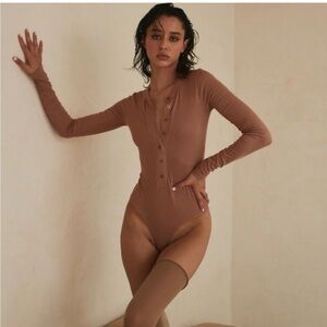 CLYQUE THE LABEL BRONZE
ANNIE BUTTON DOWN LONG-SLEEVE
BROWN BODYSUIT